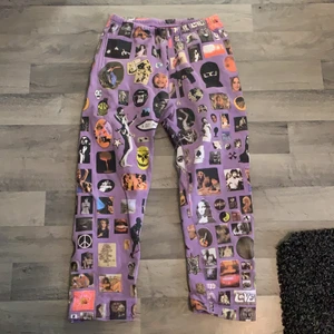 SUPREME THRILL SWEATPANTS - byxorna är omsydda längst ner så dom ligger nice över skorna.