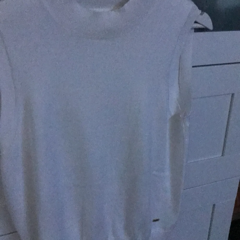 En vit väst från lindex. Snyggt att ha med en långärmad tröja under, säljer för att det inte kom till användning. Fraktar endast☺️. Tröjor & Koftor.