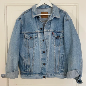 Vintage Levi’s jeansjacka  - Säljer denna superfina oversized jeansjackan från Levi’s pga att jag inte använder den. Perfekt blå färg och modell!  Storlek XL, jag är i vanliga fall en medium och på andra bilden har jag den på mig så man kan se passform ungefär. Buda gärna i kommentarerna! HÖGST BUD: 485kr 💕