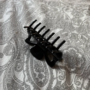 Svart hårklämma  - Svart hårklämma, endast testad. Kan fraktas men köpare står för frakten som endast är på 12 kronor📦🤍