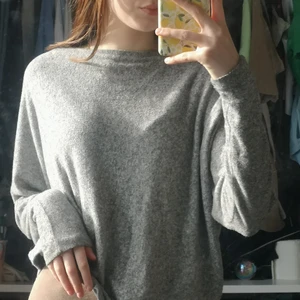 Tröja  - Jättesöt tröja som är lösare i överkroppen och tajtare mot armarna♥️