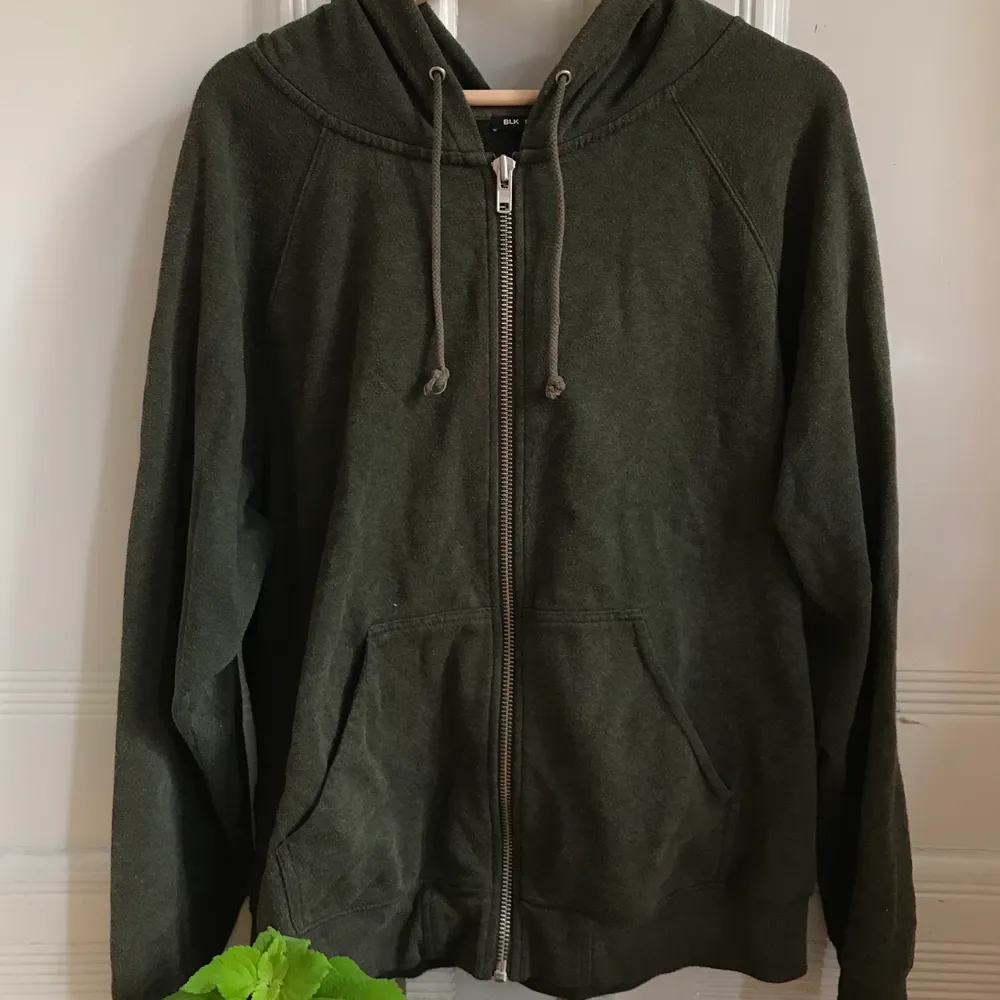 Grön hoodie från märket BLK DNM🌼 mycket trendig färg och stil, strl L, troligen mansstorlek. Passar mig som är 173 som på bilden. Kontakta mig vid frågor :). Hoodies.