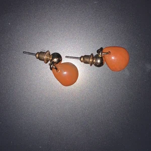 Öronhänge med orange Sten i - Dom e guldiga med orange Sten, super söta! Frakten ingår i priset!