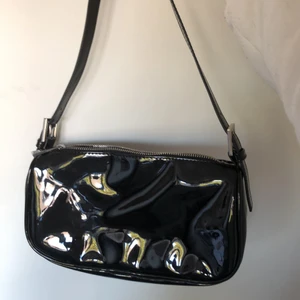 Hand väska  - En super snygg hand väska i lack material. Knappt  använd därför säljer jag den. Så den är i jätte fint skick! Hör av er vid intresse kramis 💕💚