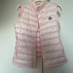 Moncler väst  - En skitfin moncler väst i storlek 164 (XS). Den är helt ny! Och självklart äkta. Kvitto finns!