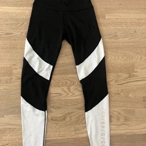 Gymtights - Tvåfärgade högmidjade träningstights från h&m. Säljes pga har för många träningstights 😩 nypris 249kr.