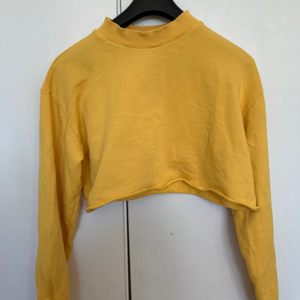 Vanlig gul tröja från NAKD X Josefine Ekström i croppad modell. . Tröjor & Koftor.