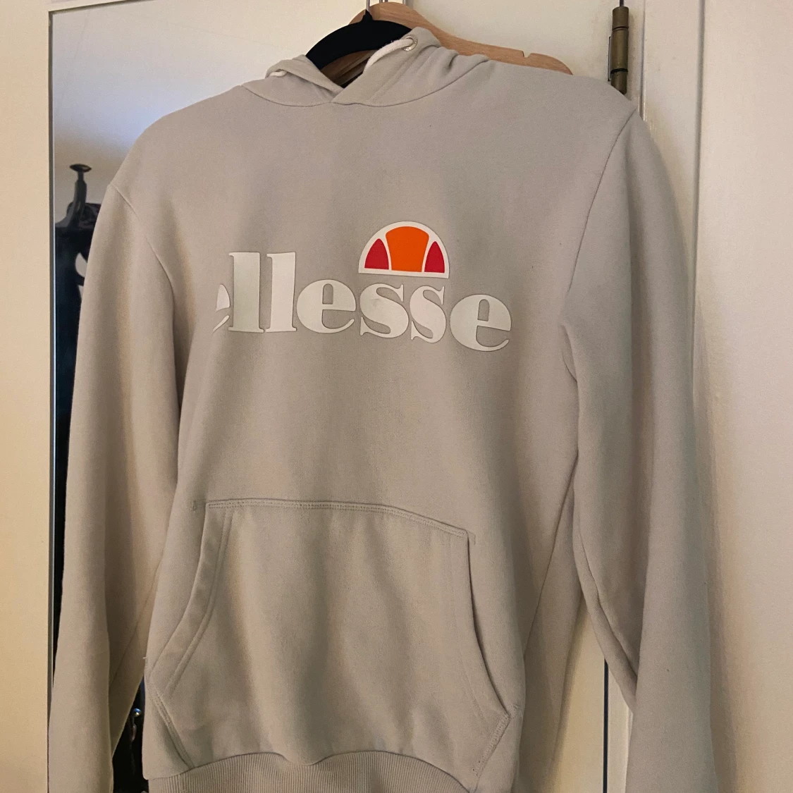 Ljusgrå Ellesse hoodie