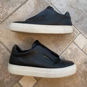 Hjälper min bror att sälja sina svarta Arigatoskor i modellen ”Clean 360 Laceless”. Skorna är använda men de är i bra skick. Frakten ingår i priset! 😊