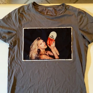 Limitato t-shirt, feel flawless pill 💊  - En grå Limitato t-shirt med tryck. Tishan är i bra kvalité. Lägg märkte till ett litet hål i vänstra hörnet av trycket (mycket litet) annars är den i bra skick. Ursprungspris: 1500kr 