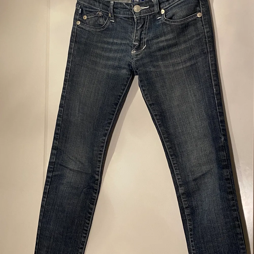 Jag säljer dessa supersnygga 00s jeans från Victoria Beckham då dom inte kommit till användning. Dom har jättecool tvätt och perfekt skick utan några slitningar. (Köparen står för frakten). Jeans & Byxor.