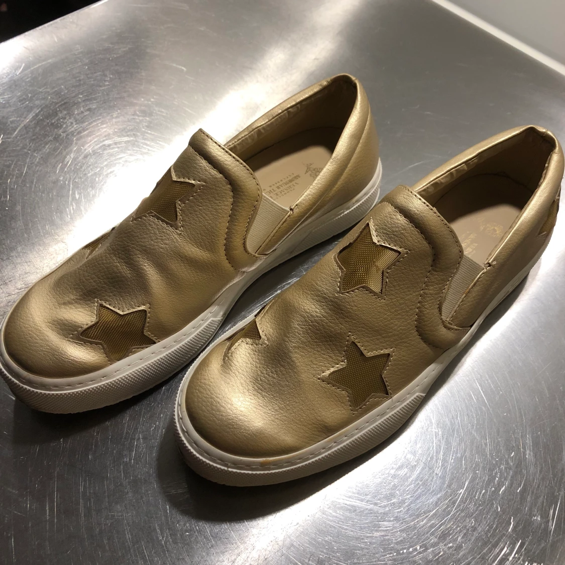 Guldiga slip-on sneakers