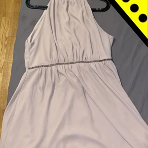 Klänning  - Mellanlång använt bara 1gång 