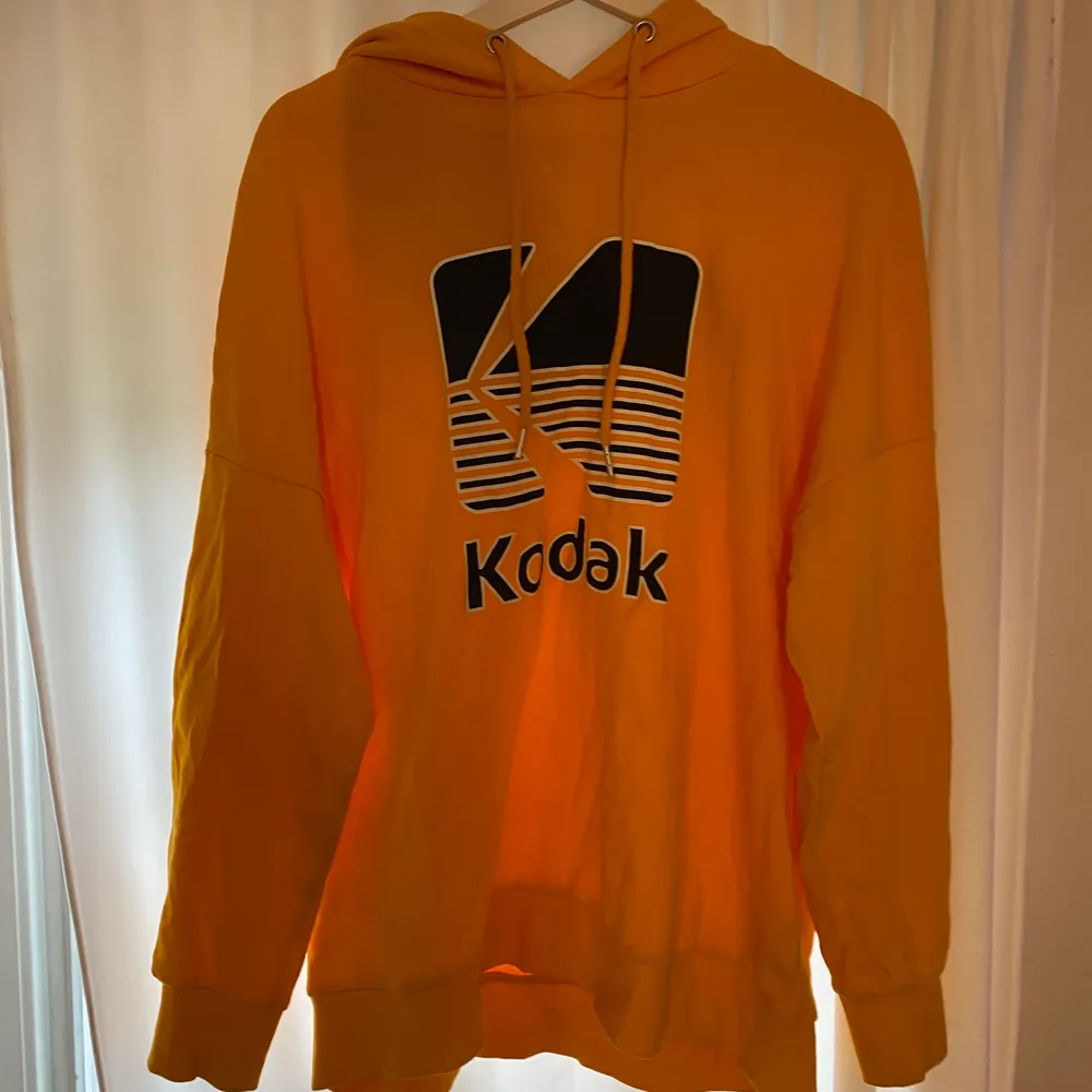 En orange/gul hoddie köpt ifrån H&m, den är i strl S men skulle passa en M för den är lite oversize. Den är i bra skick och säljer pågrund av att den inte kommer till användning. Köparen står för frakten . Tröjor & Koftor.