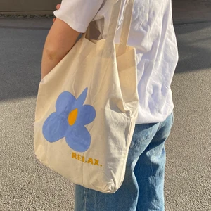 Tygpåse - ❗️den på bilden är såld men säg till om ni vill att jag gör fler❗️Jättefin tygpåse som jag målat själv💕 perfekt till sommaren! Kolla gärna in min profil för fler tygpåsar och kläder jag säljer!💕