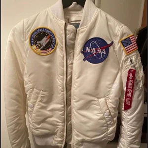 Alpha Industries jacka - En jacka perfekt till vår och höst.                               Köpt för 1799kr