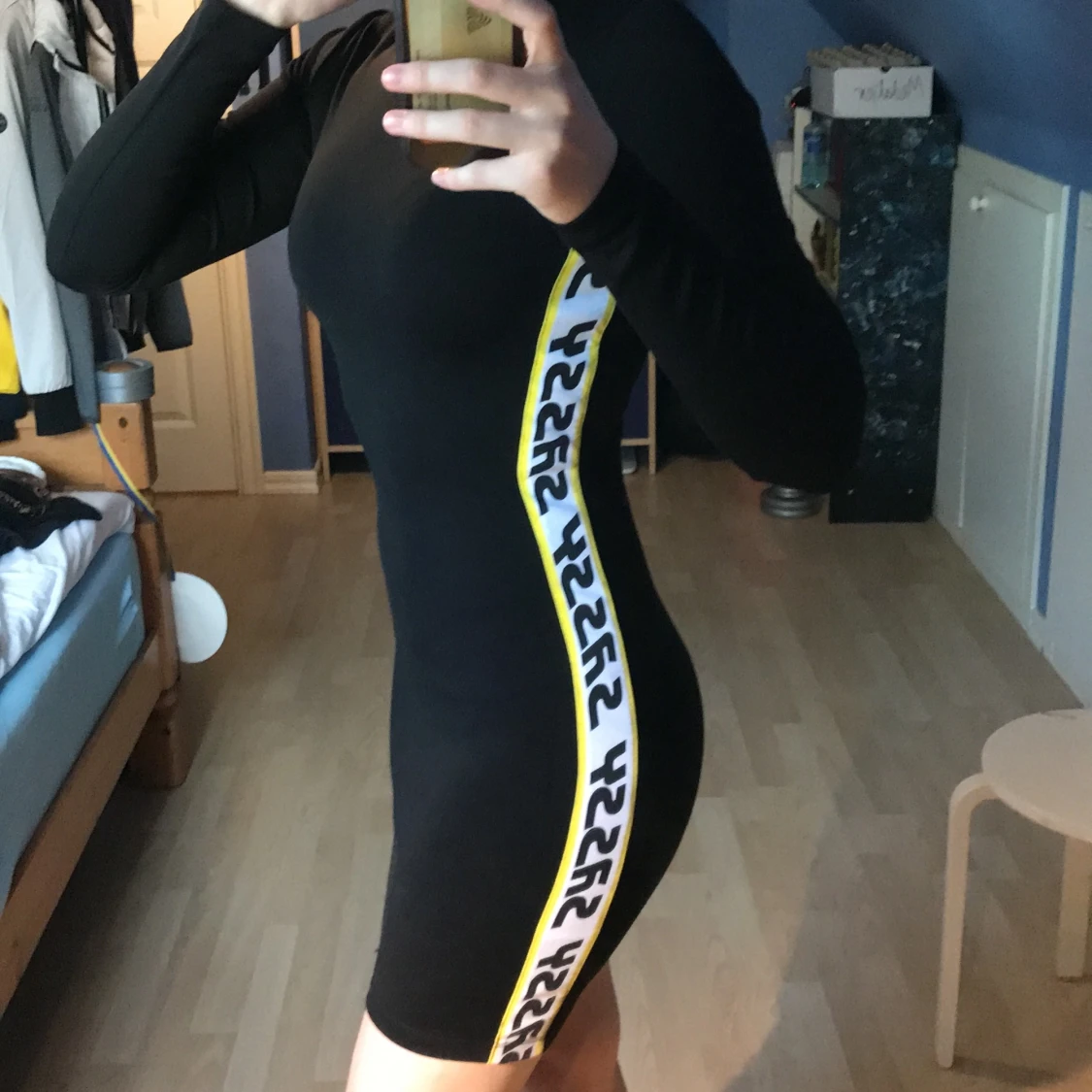 Långärmad Svart klänning med gulvita stripes