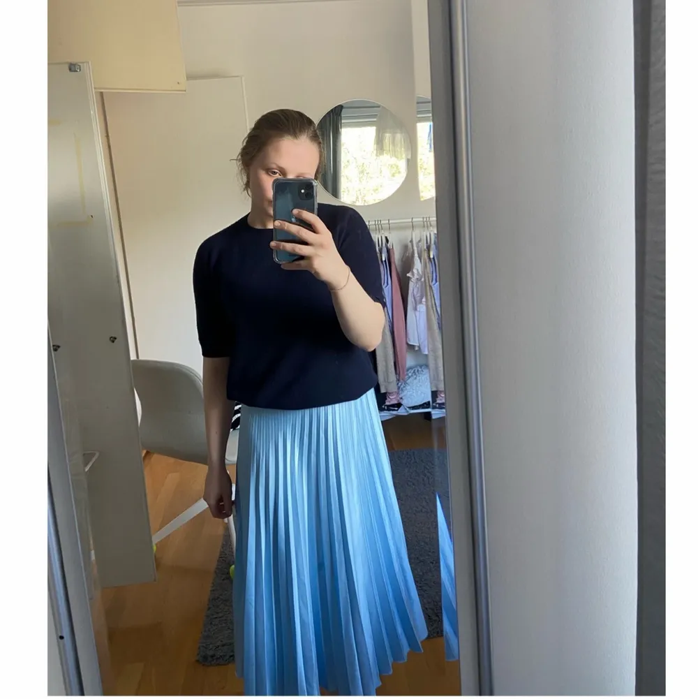 Ljusblå plisserad kjol från zara. Så härlig och somrig. Jag är 165 cm. Budgivning från 200kr. Fraktkostnad tillkommer.. Kjolar.