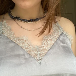 Gråblått spetslinne  - Festligt spetslinne med knäppning och fin detalj i ryggen. Kent och glansigt tyg. Strl. 34. Kan mötas upp i Stockholm eller frakta🥰