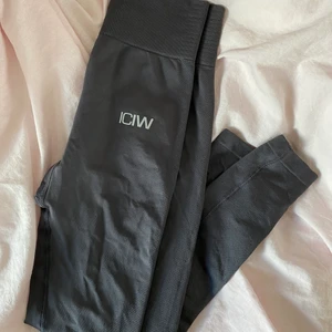 Icaniwill tights XS - Snygga tights från icaniwill i mörkgrå, i strl XS💗 ordinariepris 599 kr. Använda bara två gånger! Pris inklusive frakt 295 kr!