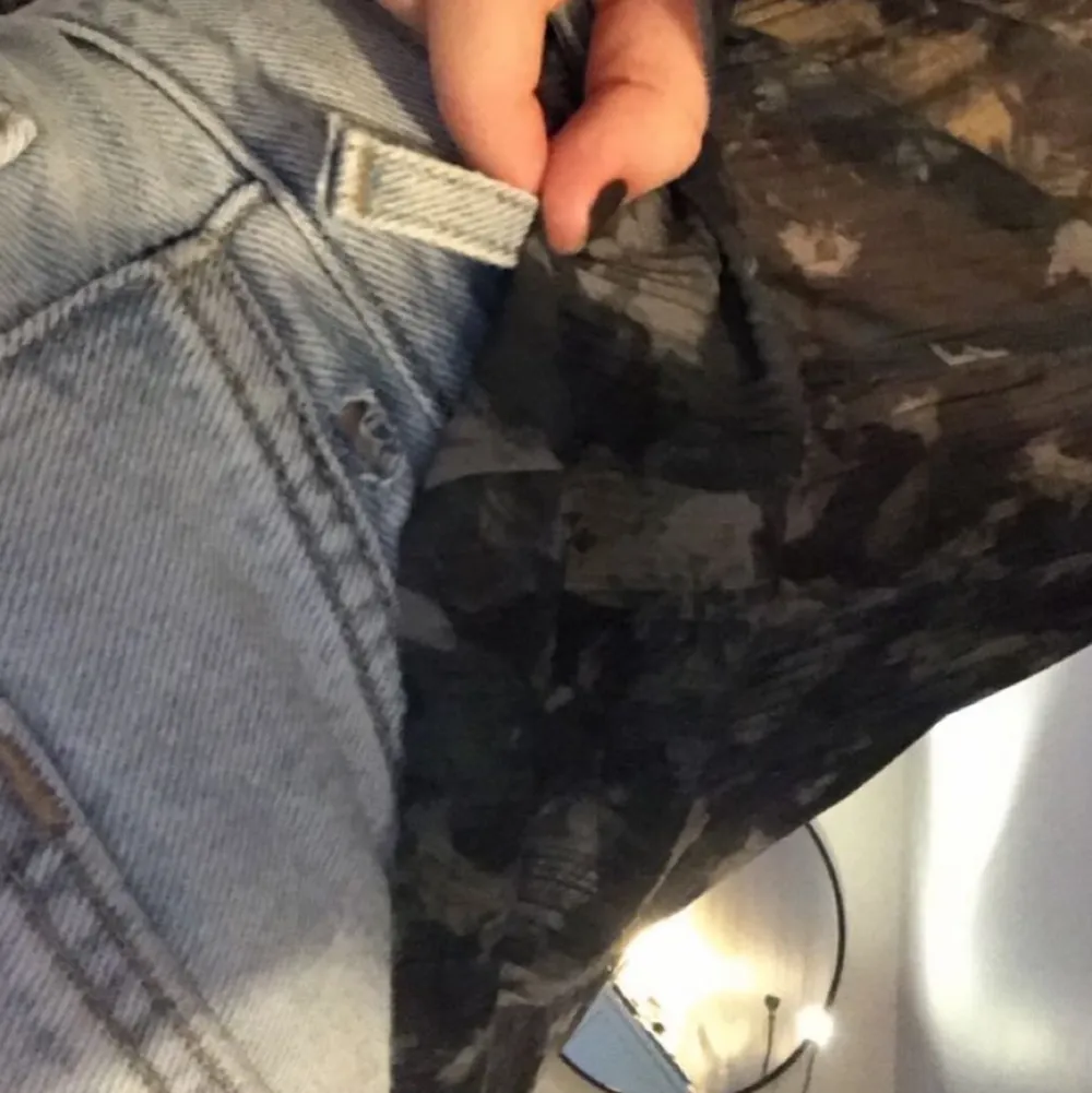 Säljer dessa levis jeans i modellen high loose💓 ej använda mycket men har tyvärr gått sönder lite vid midjan (se sista bild), har försökt sy ihop hålet men säljer ändå rätt billigt pågrund av att den gått av💘💘  HÖGSTA BUD 400kr. Jeans & Byxor.