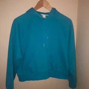 Monki Hoddie  - En hoddie i nästan ny skick som kommer ifrån monki. Den passar perfekt till sommarkvällarna och är en väldigt fin blå/turkos färg. Köparen står för frakten :)