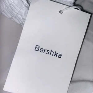 Volang kjol bershka  - Jätte fin ribbad kjol med volanger från bershka. Aldrig använd, prislapp kvar. Storlek M men passar mig som är S. Fraktar eller möts i Stockholm.  