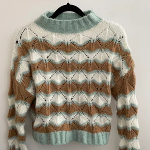 Stickad tröja  - En superfin stickad tröja med fina detaljer i storlek S, knappt använt och i bra skick! Frakt 66kr (spårbar) , eller så kan jag mötas upp i Stockholm city. 💓💓Köp direkt för 200kr eller buda ! 