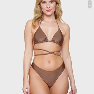 Bikini feån Bik Bok - Hej säljer denna fina Bikini setet från Bik bok eftersom jag kunde inte returnera det. Det kommer att passa någon med mindre bröst än 75 C. 