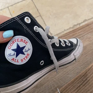 Converse  - Säljer mina Converse strl 37. Dom är ej tvättade på dessa bilder så dom ser ännu nyare ut när man tvättar dom! 