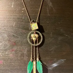 Fint gulligt litet halsband med gröna detaljer💚🤍 Halsbandet är i pilgrim. Man kan även ändra storlek på de om man vill. För mer info eller bilder dm gärna mig😊💗