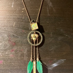 Fint halsband - Fint gulligt litet halsband med gröna detaljer💚🤍 Halsbandet är i pilgrim. Man kan även ändra storlek på de om man vill. För mer info eller bilder dm gärna mig😊💗