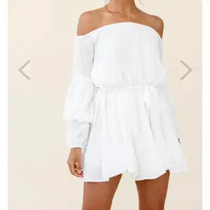 Säljer denna vita fina klänning. True to size och bra material, ser ut enligt bilden. Helt ny och oanvänd, säljer för billigare än orginalpriset. Köpare står för frakt 💕