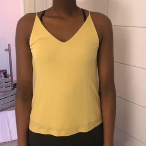 Linne med V ringning - Storlek S. Linnet har ”dubbeltyg” och är därför inte genomskinliga. Aldrig använda. Finns i gult och svart. En för 135, båda två för 200 Kan möta upp ifall du bor i Göteborg. 