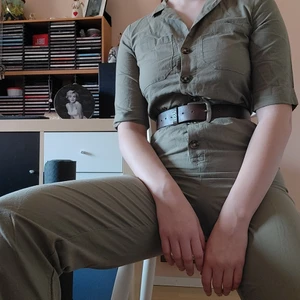 Olivgrön jumpsuit🫒 - En olivgrön jumpsuit i bomull med krage och kortare nedtill, köpt på H&M. Görmysig och snygg, speciellt om man kombinerar med skärp men självklart funkar det utan också!💚 Säljer då den sitter lite för tajt runt brösten (D). Köparen står för frakten men möts gärna upp i gbg också!😋