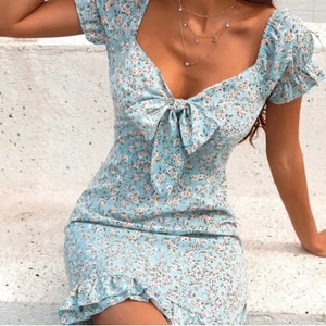 Jättesöt sommarklänning!✨ - Säljer denna klänning som tyvärr var för liten på mig, Passar XS/S! Så fin och lätt i tyget! Fler bilder finns självklart ✨