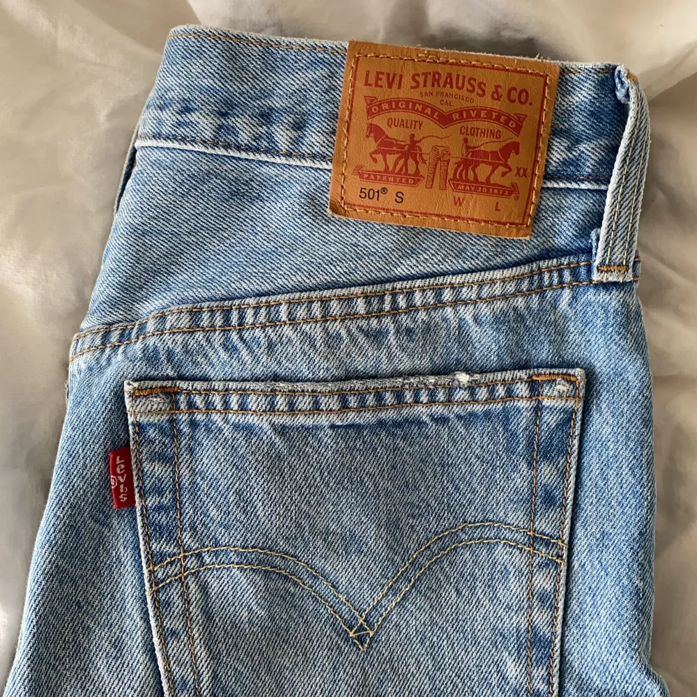 Ett par Levis jeans men slitningar (var där när jag köpte dom). Väll använda! Inga fläckar eller liknande! Kund betalar frakt!. Jeans & Byxor.