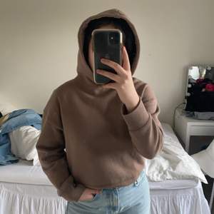 Säljer denna fina bruna hoodie från Zara i storlek S. Säljer  för den tyvärr inte kommer till användning! Frakt tillkommer💕💕