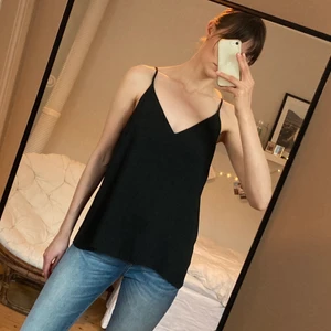 Svart linne Lindex strl M - Svart linne i flowy material från Lindex strl M, ganska stort i storleken. Mycket gott skick! Ses på en lång strl 38 på bilden. Fler bilder kan ordnas vid intresse. 