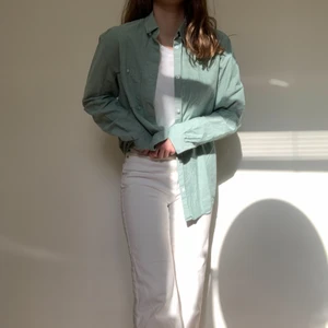 Mintgrön skjorta - Otroligt snygg skjorta som passar perfekt till våren och sommaren. Herrstorlek M från weekday, sitter perfekt oversize på mig som har S.