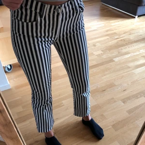Randiga jeans Mango  - Supersnygga svart/vit randiga jeans från Mango💕 Oanvända och helt i nyskick! Strl 34 Nypris: 500 kr