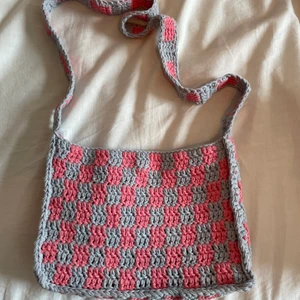 Virkad väska - Trendig virkad väska i färgerna rosa och grå, asgullig och allt man behöver får plats!!! Perfekt till sommaren!!