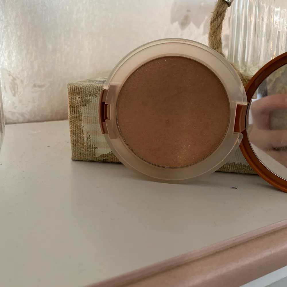 Bronzer i fint skick. Säljes för 40kr, frakt tillkommer . Accessoarer.