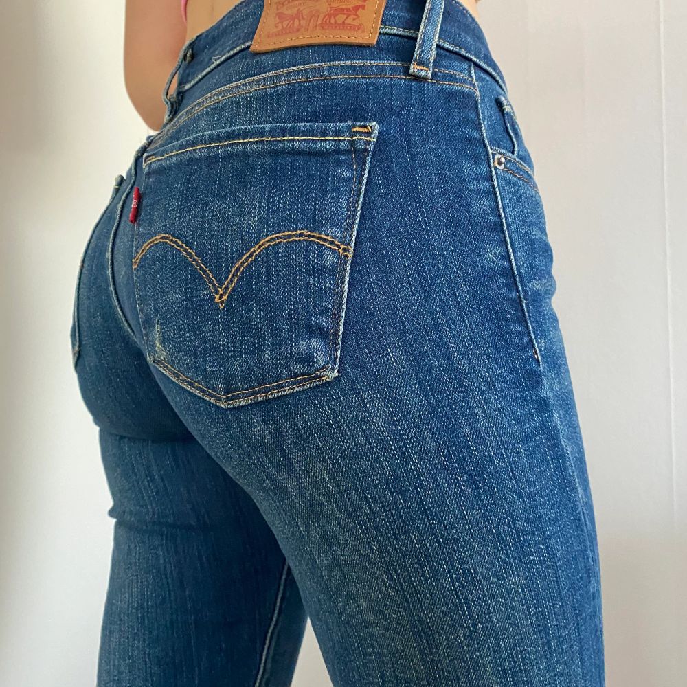 Den sista bilden är lånad, helt oanvända jeans i färgen från första bilden. Skicka om du vill ha mer bilder på den 😊storlek 24, modell 711 skinny 💗Originalpris 949kr säljer för 300kr 💗. Jeans & Byxor.