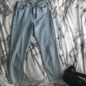 Mom jeans storlek 38 - Dessa jeans är i bra skick och har bara används 2 gånger. 