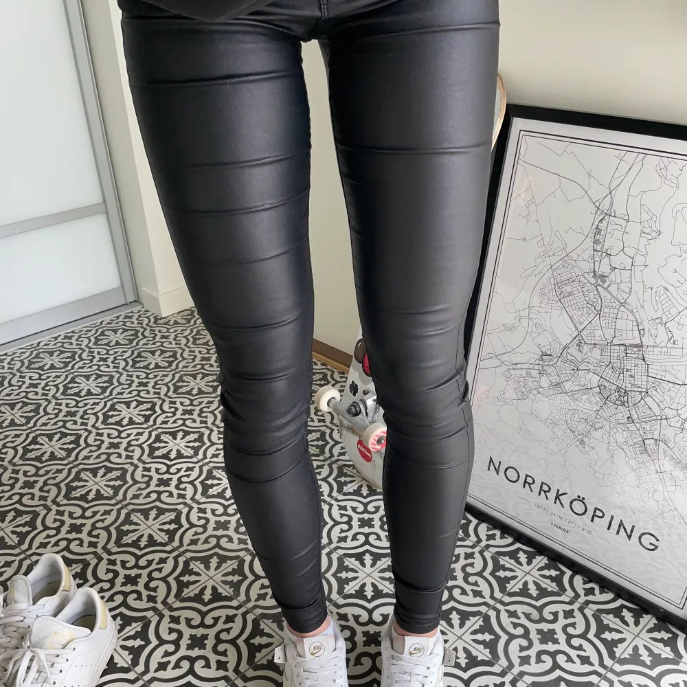 Säljer mina älsklingsbyxor då det inte är min stil längre. Är i den längre modellen och väldigt stretchiga. I storlek XS 👽 köparen står för frakt . Farkut & Housut.