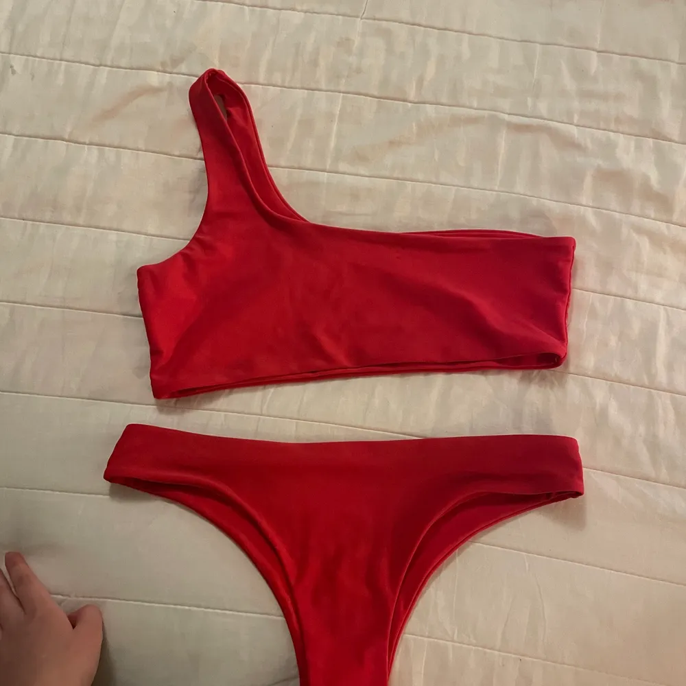 Säljer den här röda bikinin som knappt är använd i storlek S, säljer då den inte kommer till användning, säljer båda för 100kr + frakt! Är inte helt säker men tror den kommer från SHEIN eller Zaful💞. Övrigt.
