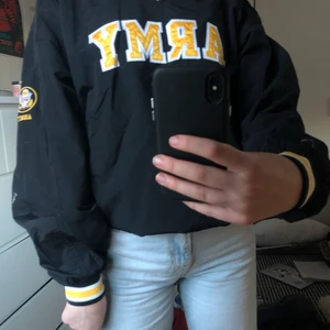 Collage tröja - College tröja i typ vindjacka material ish. Använd max 5 gånger,bra skick. Buda i kommentarerna och skriv gärna om du har några frågor till mig❤️