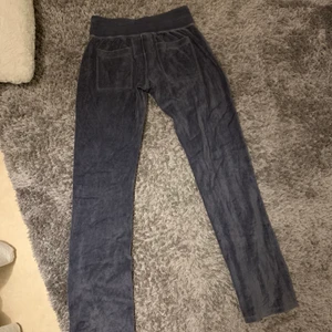 Mjukis  - Påminner om juicy couture , Men är från Victoria secret , Skick hyfsat bra lite urtvättade , Köparen står för frakt 