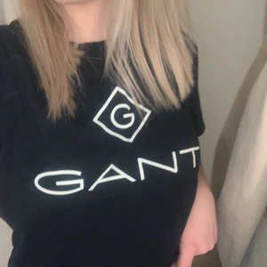 Gant t shirt Storlek XS - Jättefin och skön t shirt i märket nike. Jag säljee denna pågrund av att den inte har kommit till så mycket användning. 